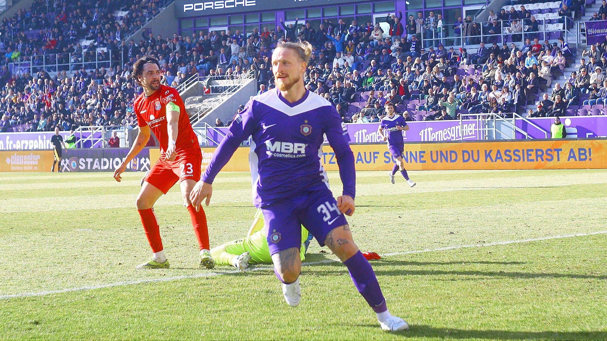 Torschütze Marvin Stefaniak (Aue) nach dem 1:0