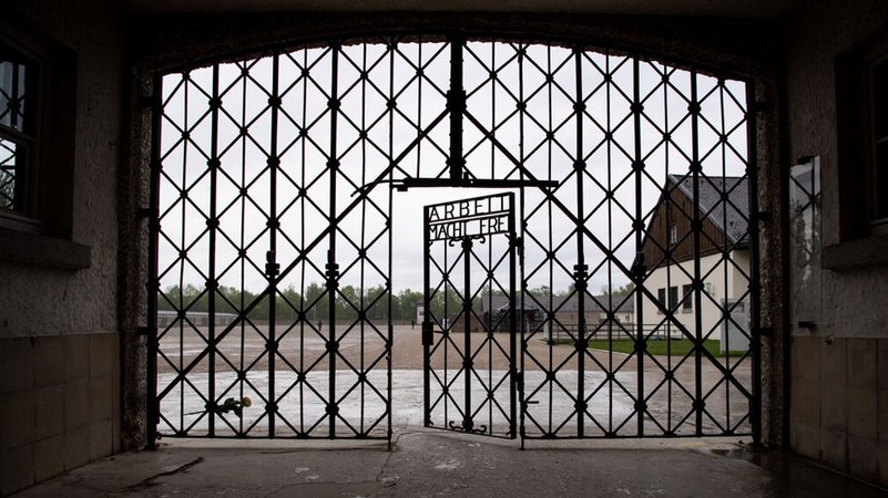 ARCHIV - 29.04.2020, Bayern, Dachau: Das Eingangstor mit der Inschrift «Arbeit macht frei» ist an der Gedenkstätte des Konzentrationslagers Dachau zu sehen. (zu dpa: «Film zu SS-Plantage «Kräutergarten» kommt ins Kino») Foto: Sven Hoppe/dpa +++ dpa-Bildfunk +++ | Bild: dpa-Bildfunk/Sven Hoppe ARCHIV - 29.04.2020, Bayern, Dachau: Das Eingangstor mit der Inschrift «Arbeit macht frei» ist an der Gedenkstätte des Konzentrationslagers Dachau zu sehen. (zu dpa: «Film zu SS-Plantage «Kräutergarten» kommt ins Kino») Foto: Sven Hoppe/dpa +++ dpa-Bildfunk +++