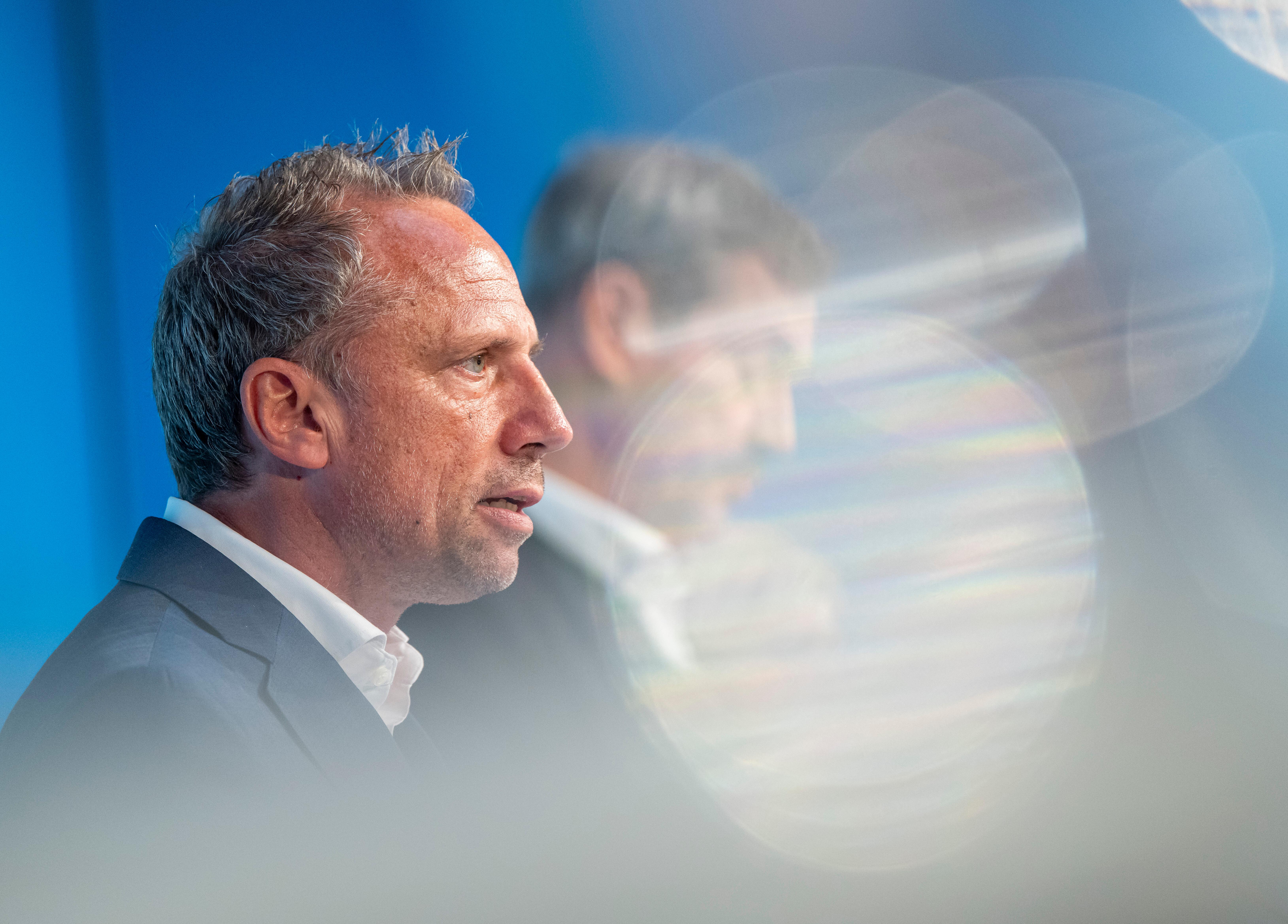 (Archivbild) Thorsten Glauber (Freie Wähler), Staatsminister für Umwelt und Verbraucherschutz, nimmt nach der bayerischen Kabinettssitzung an einer abschließenden Pressekonferenz teil. Rechts hinter ihm steht Markus Söder, (CSU) Ministerpräsident von Bayern.