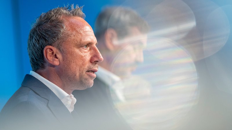 (Archivbild) Thorsten Glauber (Freie Wähler), Staatsminister für Umwelt und Verbraucherschutz, nimmt nach der bayerischen Kabinettssitzung an einer abschließenden Pressekonferenz teil. Rechts hinter ihm steht Markus Söder, (CSU) Ministerpräsident von Bayern. | Bild: picture alliance/dpa | Peter Kneffel (Archivbild) Thorsten Glauber (Freie Wähler), Staatsminister für Umwelt und Verbraucherschutz, nimmt nach der bayerischen Kabinettssitzung an einer abschließenden Pressekonferenz teil. Rechts hinter ihm steht Markus Söder, (CSU) Ministerpräsident von Bayern.