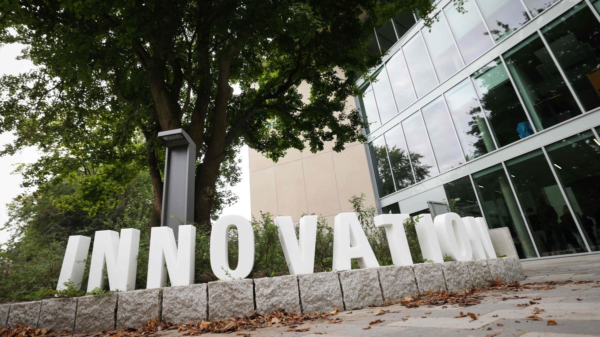Schriftzug "Innovation" vor einem Gebäude - Symbolbild