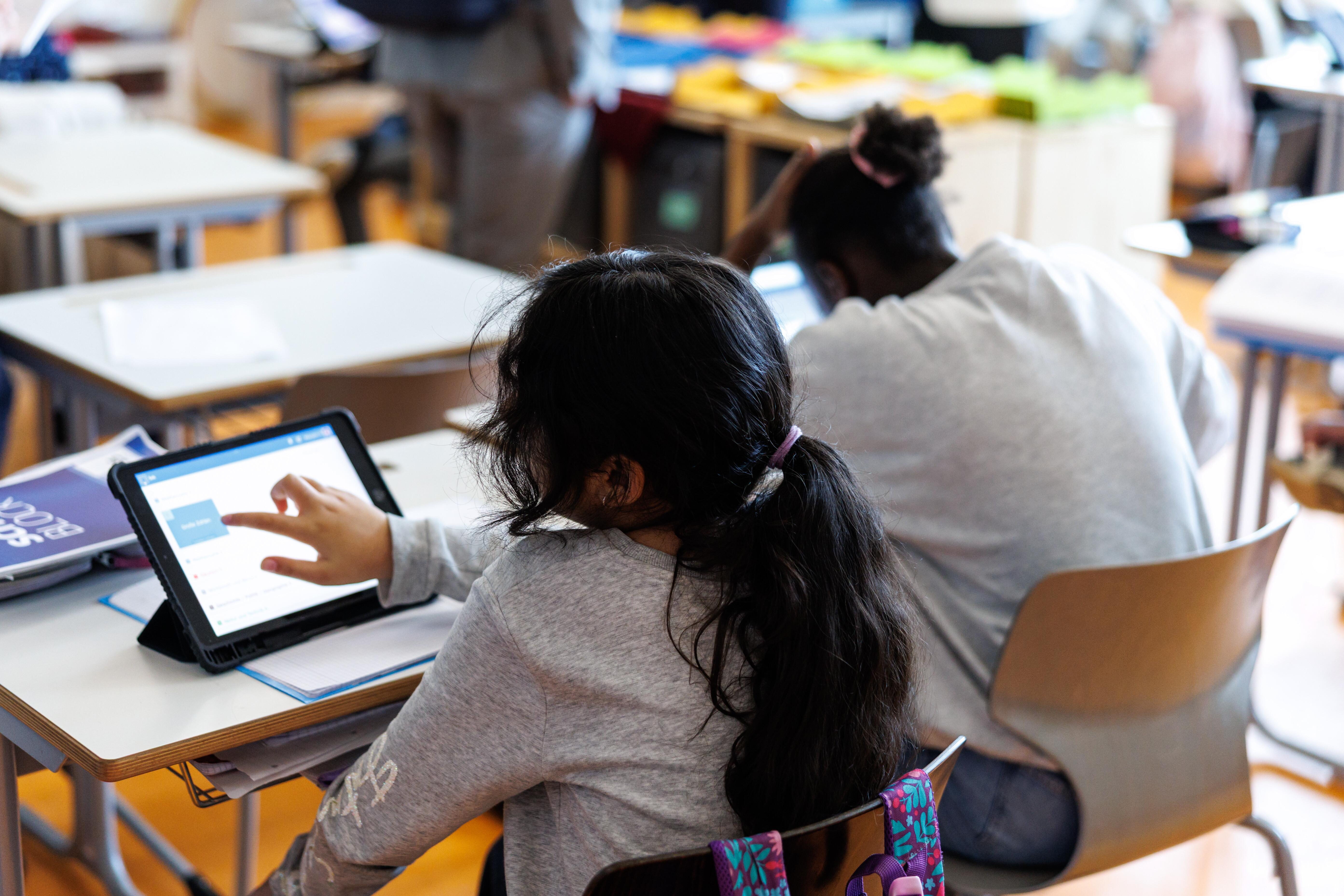 SchülerInnen an ihrem Platz in der Klasse