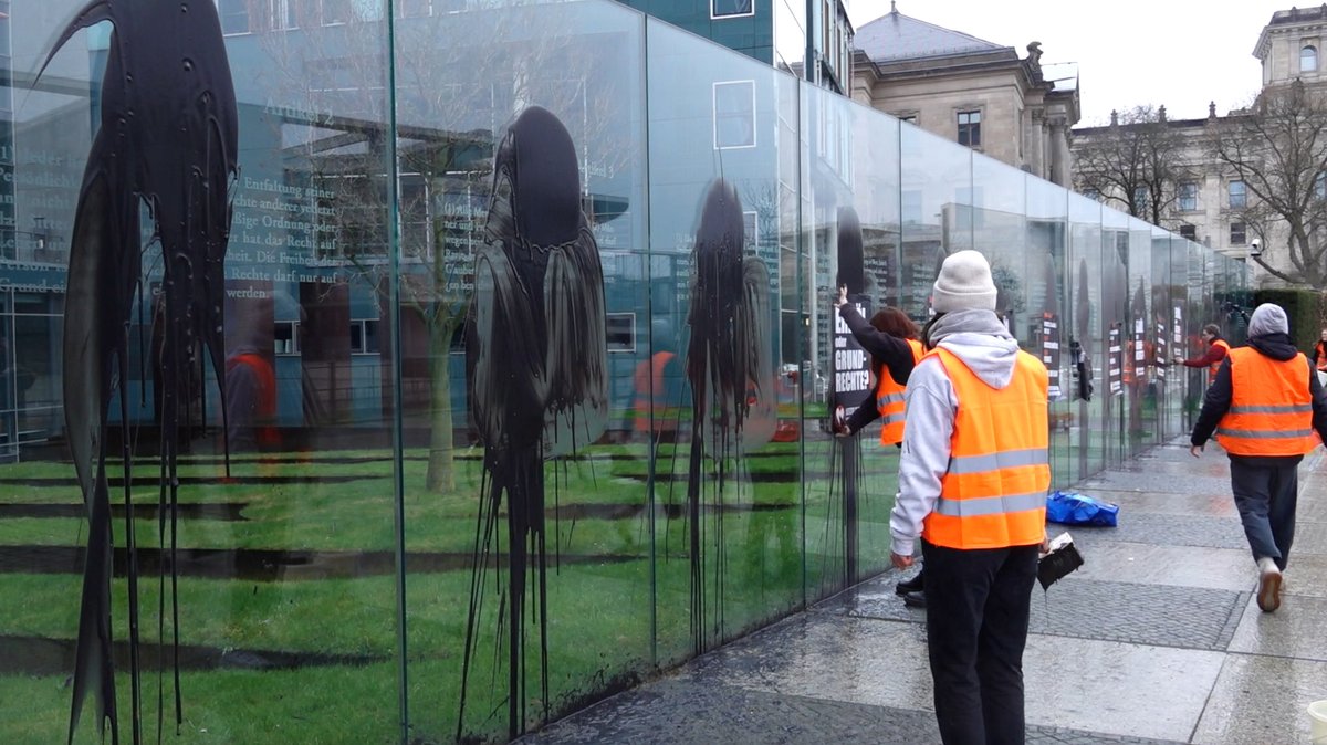 Klimaaktivisten der "Letzten Generation" hatten im März die gläserne Grundgesetz-Skulptur am Bundestag beschmiert und beklebt. 