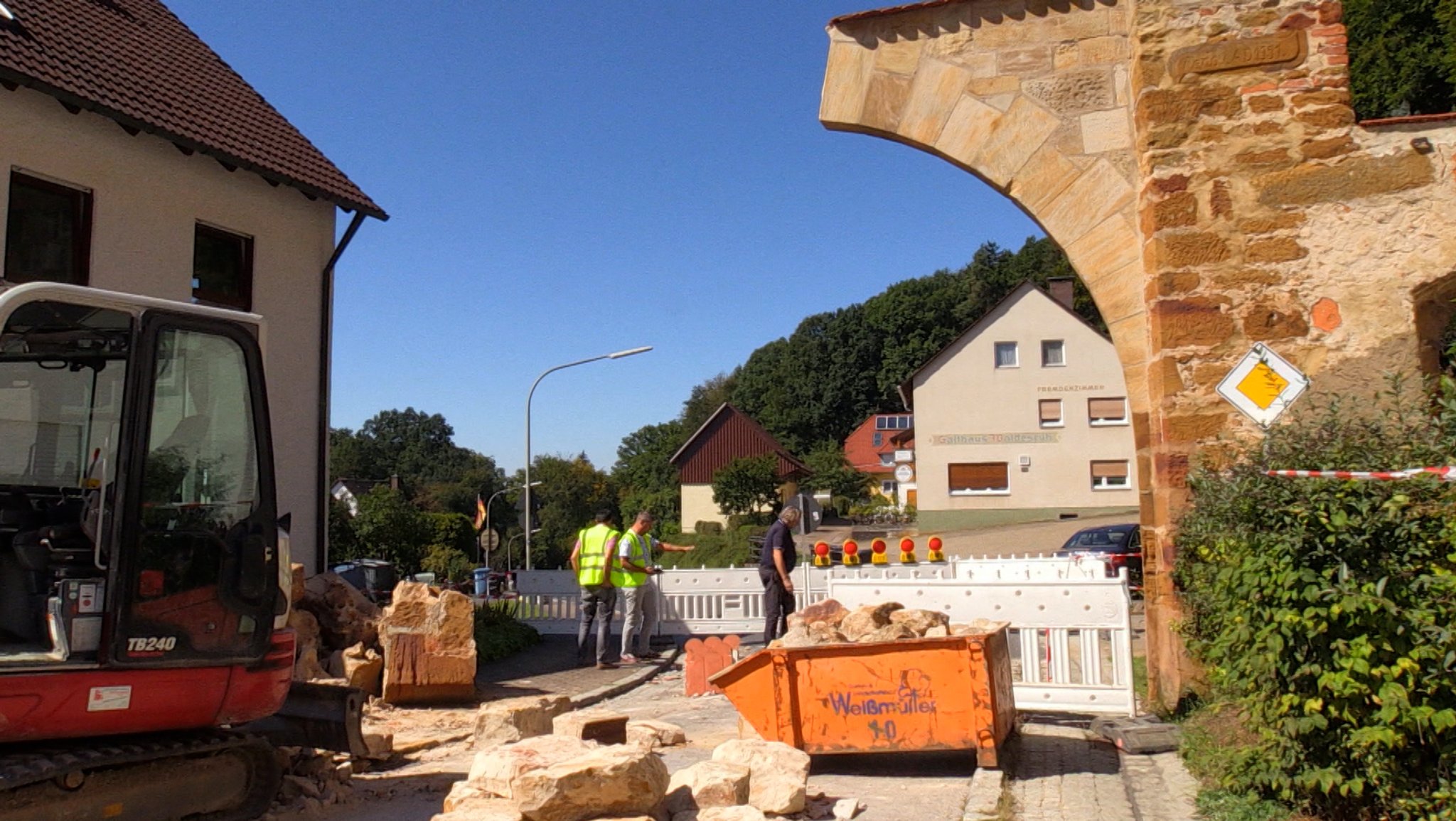 Ein Lastwagen zerstörte am frühen Mittwochmorgen einen der historischen Torbögen in Gnadenberg.