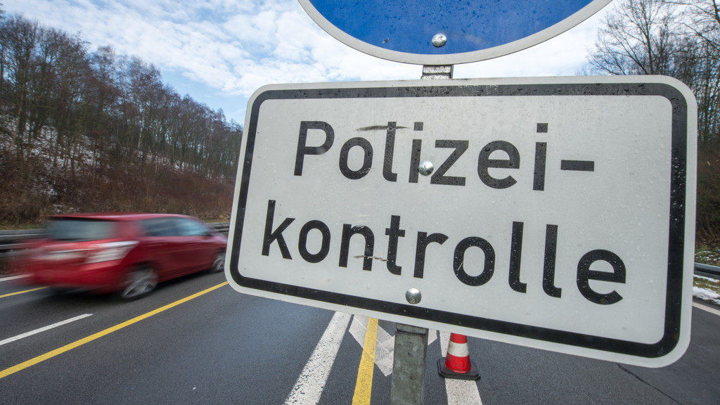 "Polizeikontrolle" steht an einer Kontrollstelle der Bundespolizei auf der A3 kurz hinter der deutsch-österreichischen Grenze bei Pocking.
