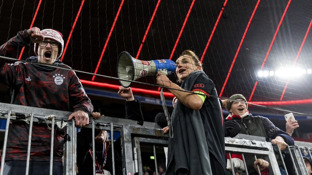 Lina Magull feiert gemeinsam mit Fans am Zaun | Bild: picture alliance / BEAUTIFUL SPORTS/Wunderl | BEAUTIFUL SPORTS/Wunderl Lina Magull feiert gemeinsam mit Fans am Zaun