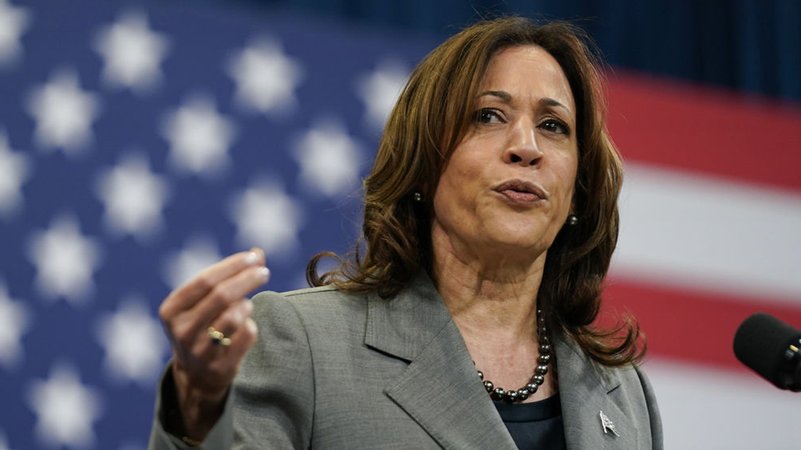 Kamala Harris, Vizepräsidentin der USA, hält eine Rede während einer Wahlkampfveranstaltung. wird bei der Präsidentschaftswahl im November gegen den Republikaner Trump antreten. | Bild: dpa-Bildfunk/Stephanie Scarbrough Kamala Harris, Vizepräsidentin der USA, hält eine Rede während einer Wahlkampfveranstaltung. wird bei der Präsidentschaftswahl im November gegen den Republikaner Trump antreten.
