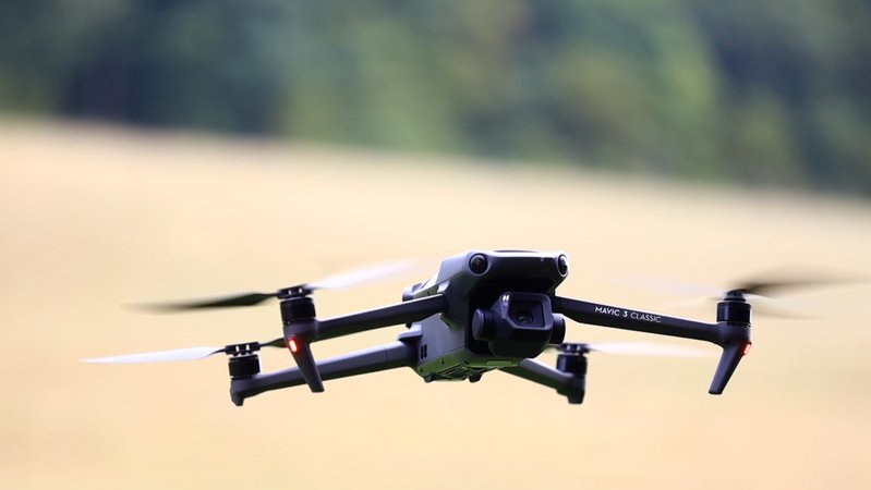 (Symbolbild) Bei der Bundeswehr ist die Sorge vor der Ausspionierung von Militärstützpunkten durch Drohnen ausländischer Geheimdienste groß. | Bild: Bayerischer Rundfunk 2025 (Symbolbild) Bei der Bundeswehr ist die Sorge vor der Ausspionierung von Militärstützpunkten durch Drohnen ausländischer Geheimdienste groß.