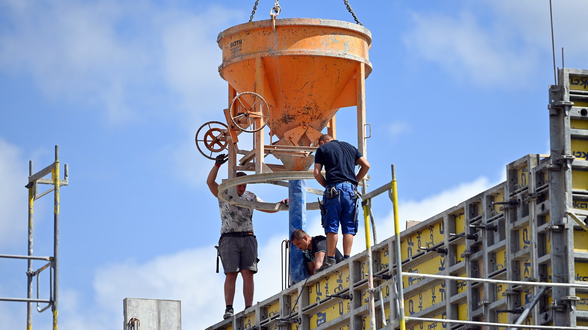 Bauarbeiter auf einer Großbaustelle in München