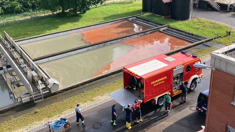 Feuerwehr-Einsatz: Heizöl verunreinigt Becken in der Kläranlage Günzburg | Bild: Lothar Böck/Stadtwerke Günzburg Feuerwehr-Einsatz: Heizöl verunreinigt Becken in der Kläranlage Günzburg