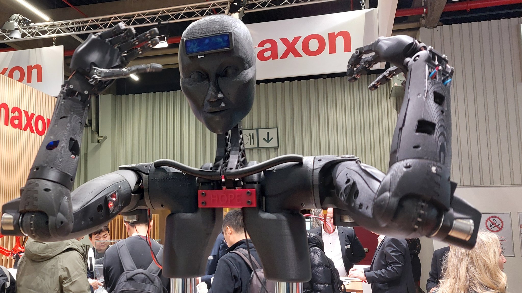 Ein menschlich aussehender Roboter an einem Messestand.