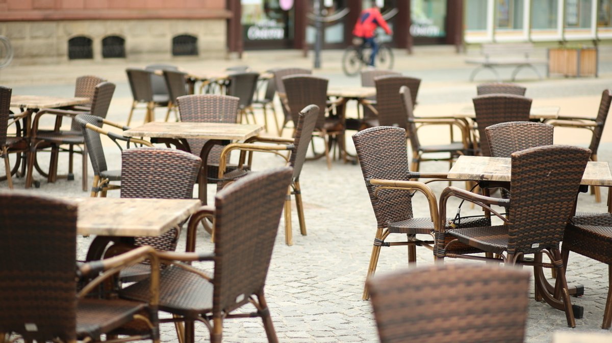 Leere Stühle vor einem Restaurant