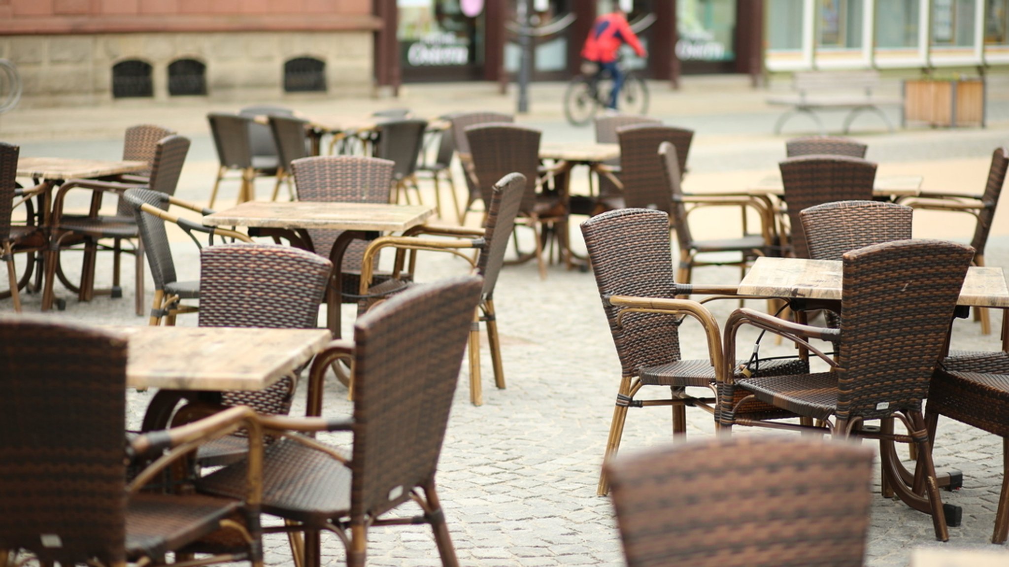 Leere Stühle vor einem Restaurant