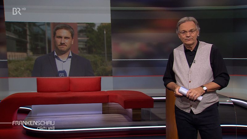 Moderator Charly Hilpert im Gespräch mit BR-Korrespondent Christoph Schneider in Würzburg. | Bild: BR Moderator Charly Hilpert im Gespräch mit BR-Korrespondent Christoph Schneider in Würzburg.