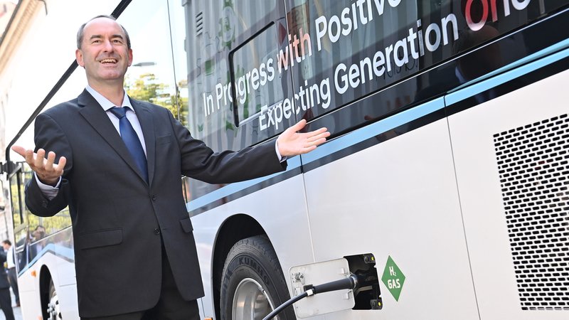 Wirtschaftsminister Hubert Aiwanger vor Wasserstoff-Bus | Bild: picture alliance / SVEN SIMON | Frank Hoermann / SVEN SIMON Wirtschaftsminister Hubert Aiwanger vor Wasserstoff-Bus