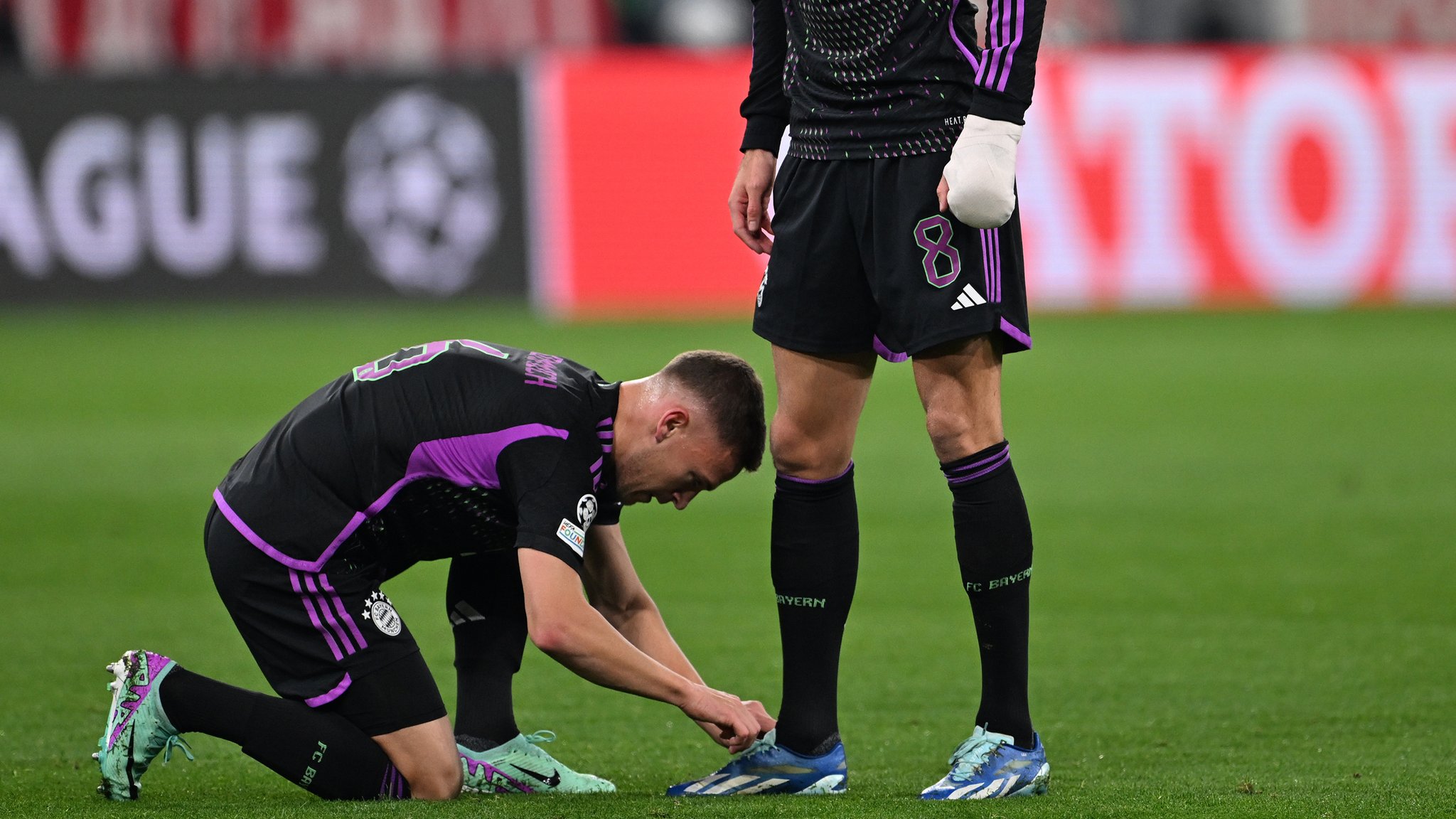 Joshua Kimmich (rechts) bindet Leon Goretzka die Schuhe