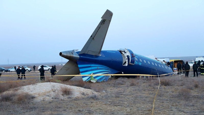 Fast 40 Personen wurden beim Absturz einer Maschine der Azerbaijan Airlines in Kasachstan getötet. Nun gibt es Hinweise, die Maschine könnte von Geschossen der russischen Flugabwehr getroffen worden sein. | Bild: Administration of Mangystau region/Handout via REUTERS ATTENTION EDITORS Fast 40 Personen wurden beim Absturz einer Maschine der Azerbaijan Airlines in Kasachstan getötet. Nun gibt es Hinweise, die Maschine könnte von Geschossen der russischen Flugabwehr getroffen worden sein.
