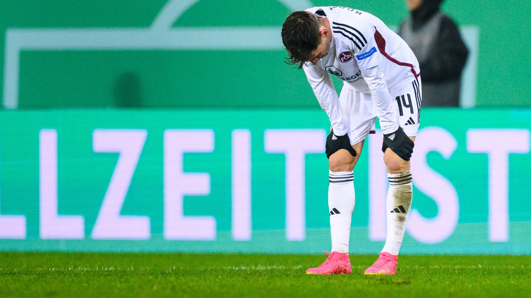 05.12.2023, Rheinland-Pfalz, Kaiserslautern: Fußball: DFB-Pokal, 1. FC Kaiserslautern - 1. FC Nürnberg, Achtelfinale, Fritz-Walter-Stadion. Nürnbergs Benjamin Goller reagiert nach dem Spiel unzufrieden. 