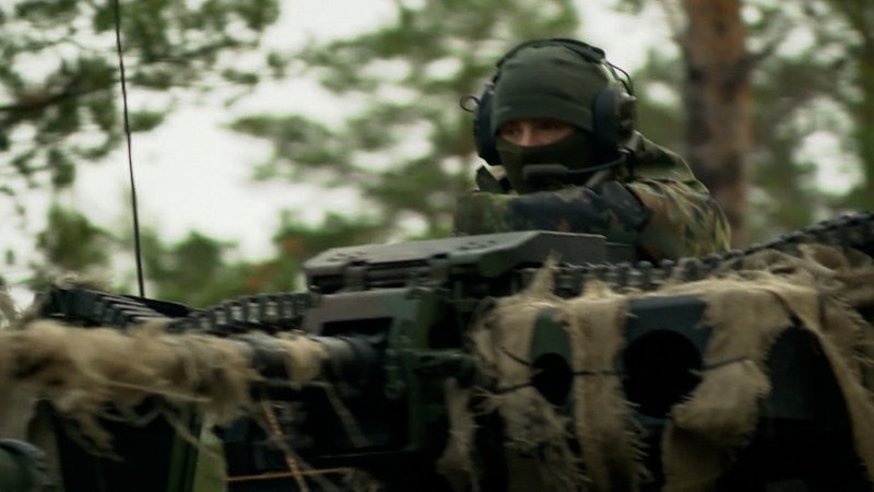 Noch immer gibt es Probleme beim Personal, beim Material und vor allem bei der Infrastruktur. So steht es im aktuellen Bericht der Wehrbeauftragten Eva Högl. Er ist 171 Seiten dick und zeigt, dass trotz 100 Milliarden Euro Sondervermögen Baustellen bleiben. | Bild: Bayerischer Rundfunk 2024 Noch immer gibt es Probleme beim Personal, beim Material und vor allem bei der Infrastruktur. So steht es im aktuellen Bericht der Wehrbeauftragten Eva Högl. Er ist 171 Seiten dick und zeigt, dass trotz 100 Milliarden Euro Sondervermögen Baustellen bleiben.