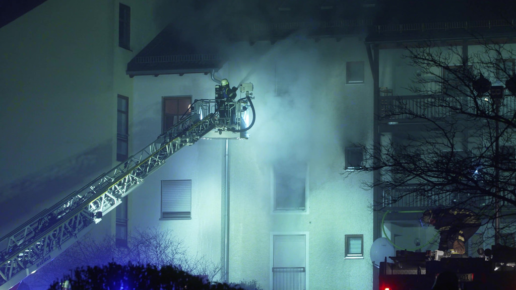 Bei einem Brand in einer Wohnung in einem Mehrfamilienhaus in Peißenberg/Oberbayern sind am Samstagabend zwei Menschen getötet worden.