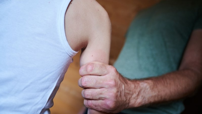 Ein Mann hält ein Kind fest am Arm (gestellte Szene) | Bild: dpa-Bildfunk/Annette Riedl Ein Mann hält ein Kind fest am Arm (gestellte Szene)