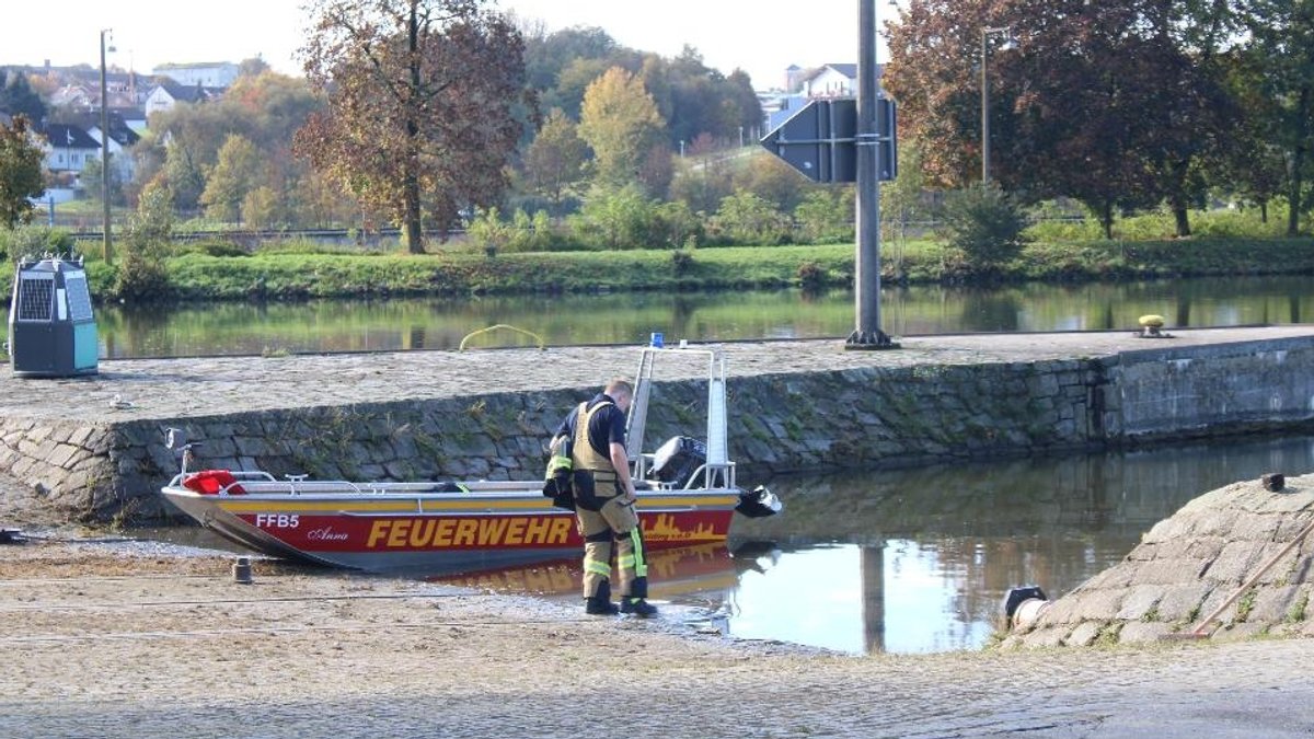 Ein Feuerwehrmann steht am Ufer der Donau nahe des Wasserkraftwerks Kachlet, wo die Wasserleiche geborgen wurde