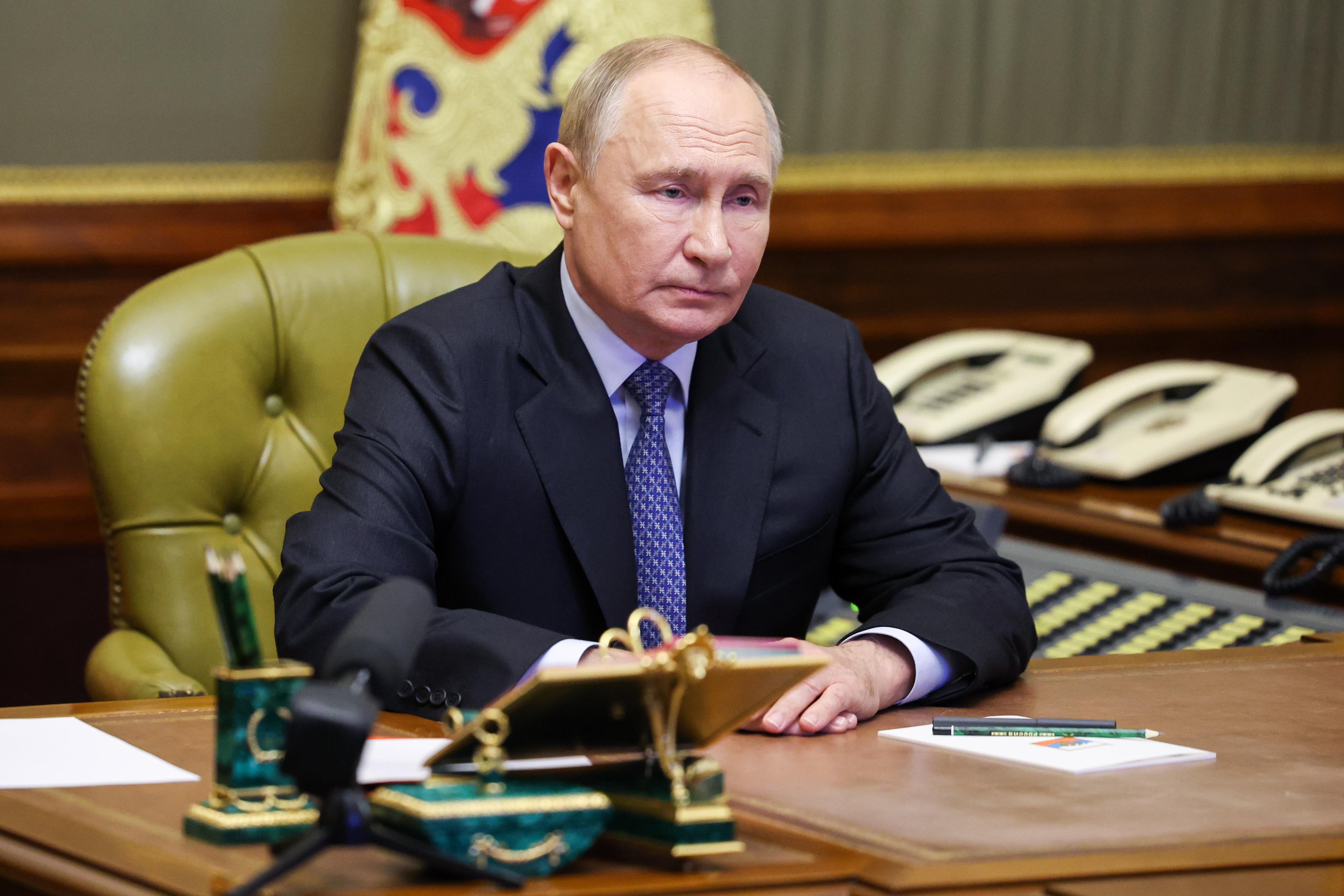 Der russische Präsident am Schreibtisch