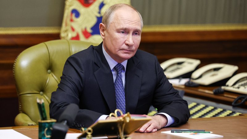 Der russische Präsident am Schreibtisch | Bild: Alexander Kasakow/Picture Alliance Der russische Präsident am Schreibtisch