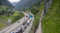Autobahn-Stau nach Süden entlang der A2 in der Schweiz. | Bild:picture alliance/KEYSTONE | URS FLUEELER