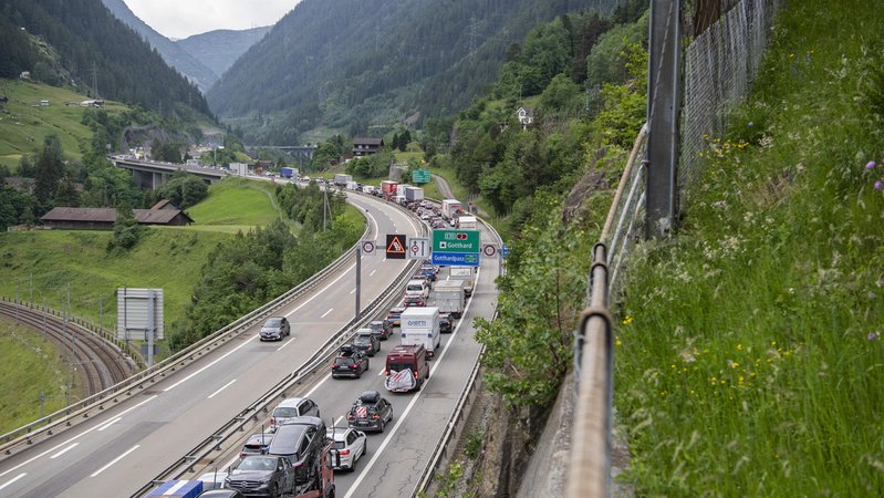 Autobahn-Stau nach Süden entlang der A2 in der Schweiz.