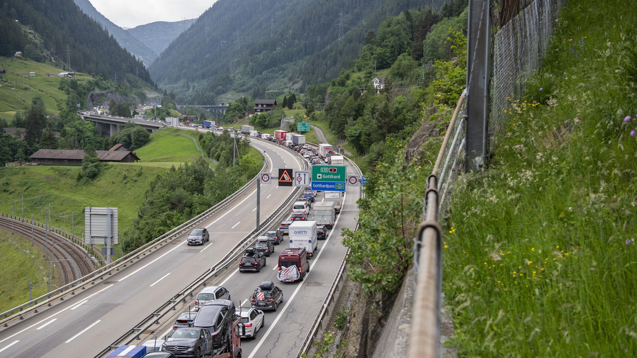 Im Kampf gegen Stau: 30 Jahre Alpen-Initiative Schweiz