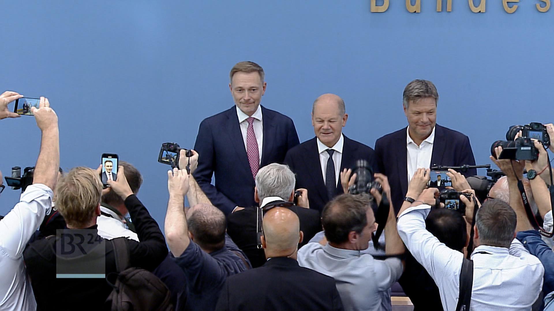 Finanzminister Lindner, Kanzler Scholz und Wirtschaftsminister Habeck vor Journalisten