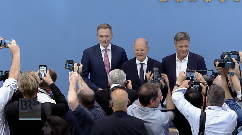 Finanzminister Lindner, Kanzler Scholz und Wirtschaftsminister Habeck vor Journalisten | Bild: Bayerischer Rundfunk 2024 Finanzminister Lindner, Kanzler Scholz und Wirtschaftsminister Habeck vor Journalisten