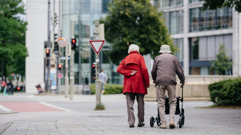 Nach Corona: Lebenserwartung erstmals wieder gestiegen | Bild: BR/Julia Müller Nach Corona: Lebenserwartung erstmals wieder gestiegen