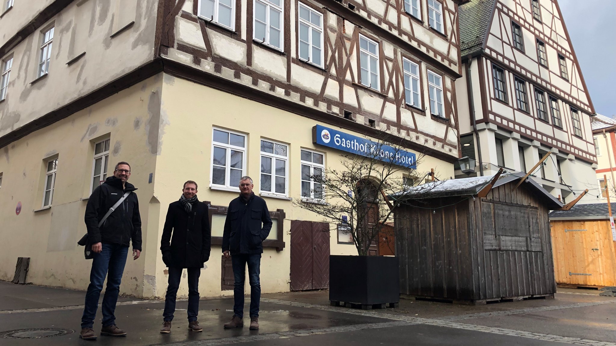 Projektmanager Martin Götz, Bürgermeister Thomas Heydecker und Architekt Hans-Heinrich Häffner vor dem ehemaligen Gasthaus und Hotel Krone.