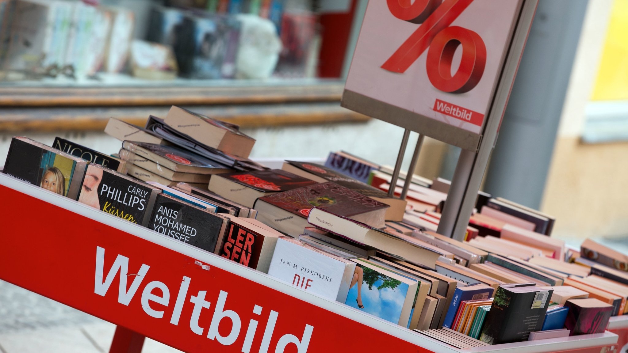 Bücher liegen auf einem Verkaufsstand einer Weltbild-Filiale. 