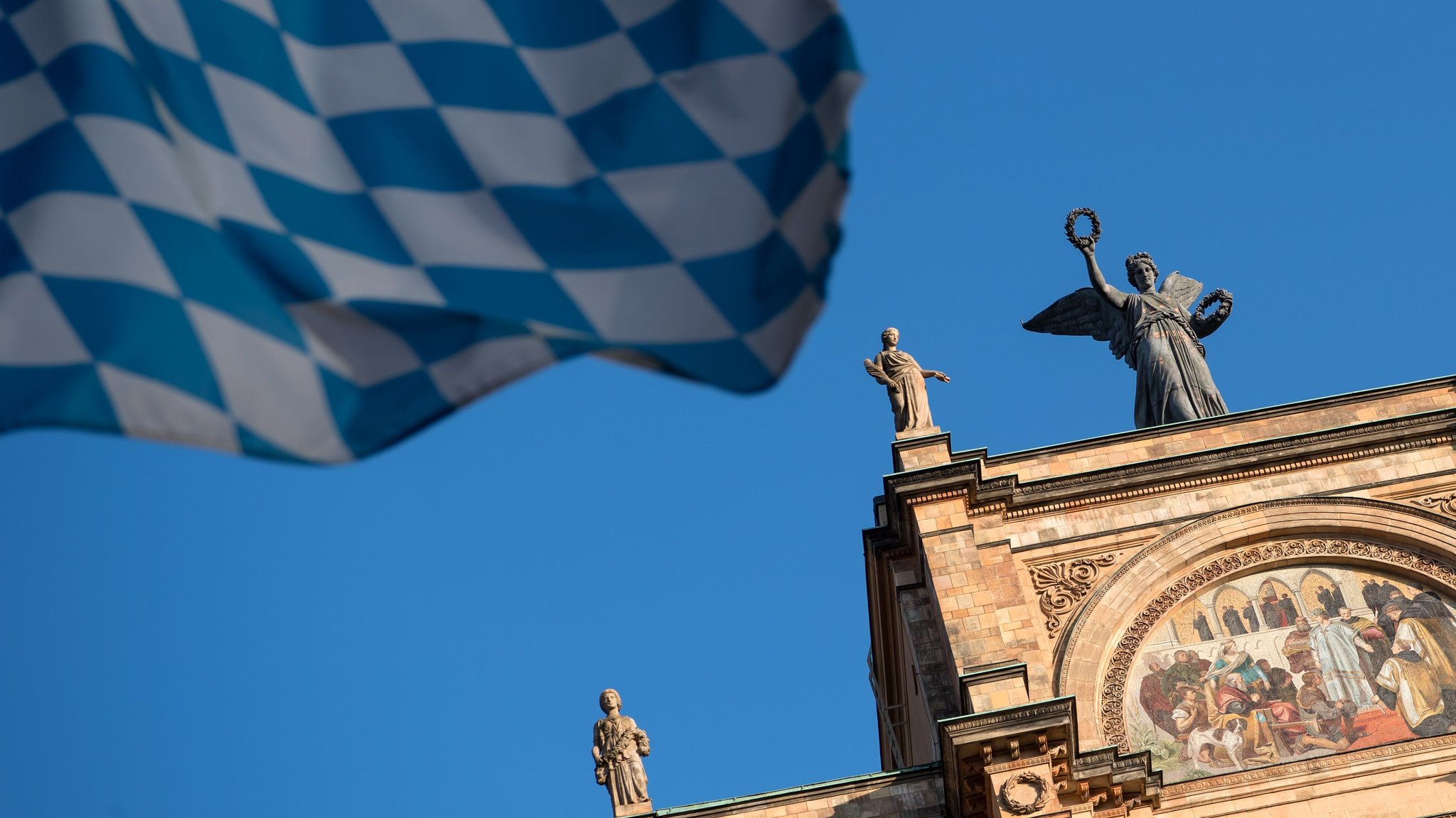 (Symbolbild) Eine Bayernflagge weht vor dem Bayerischen Landtag. | Bild: dpa-Bildfunk/Sven Hoppe (Symbolbild) Eine Bayernflagge weht vor dem Bayerischen Landtag.