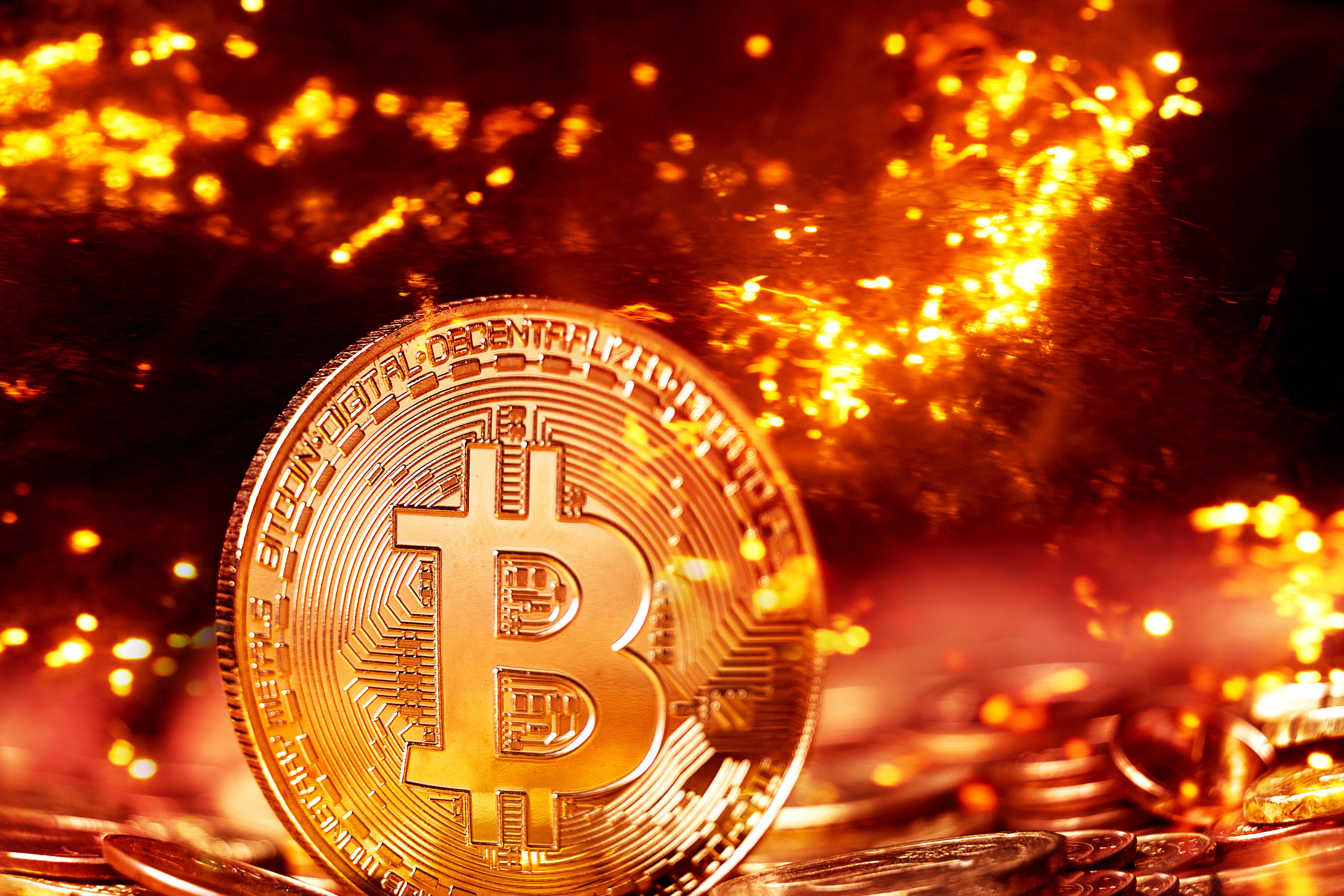 Bitcoin-Münze im Feuer