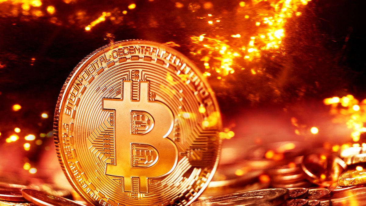 Bitcoin-Münze im Feuer