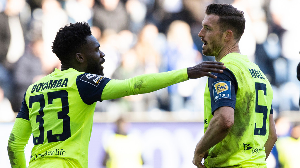 Die 1860-München-Spieler Joseph Boyamba (links) und Quirin Moll