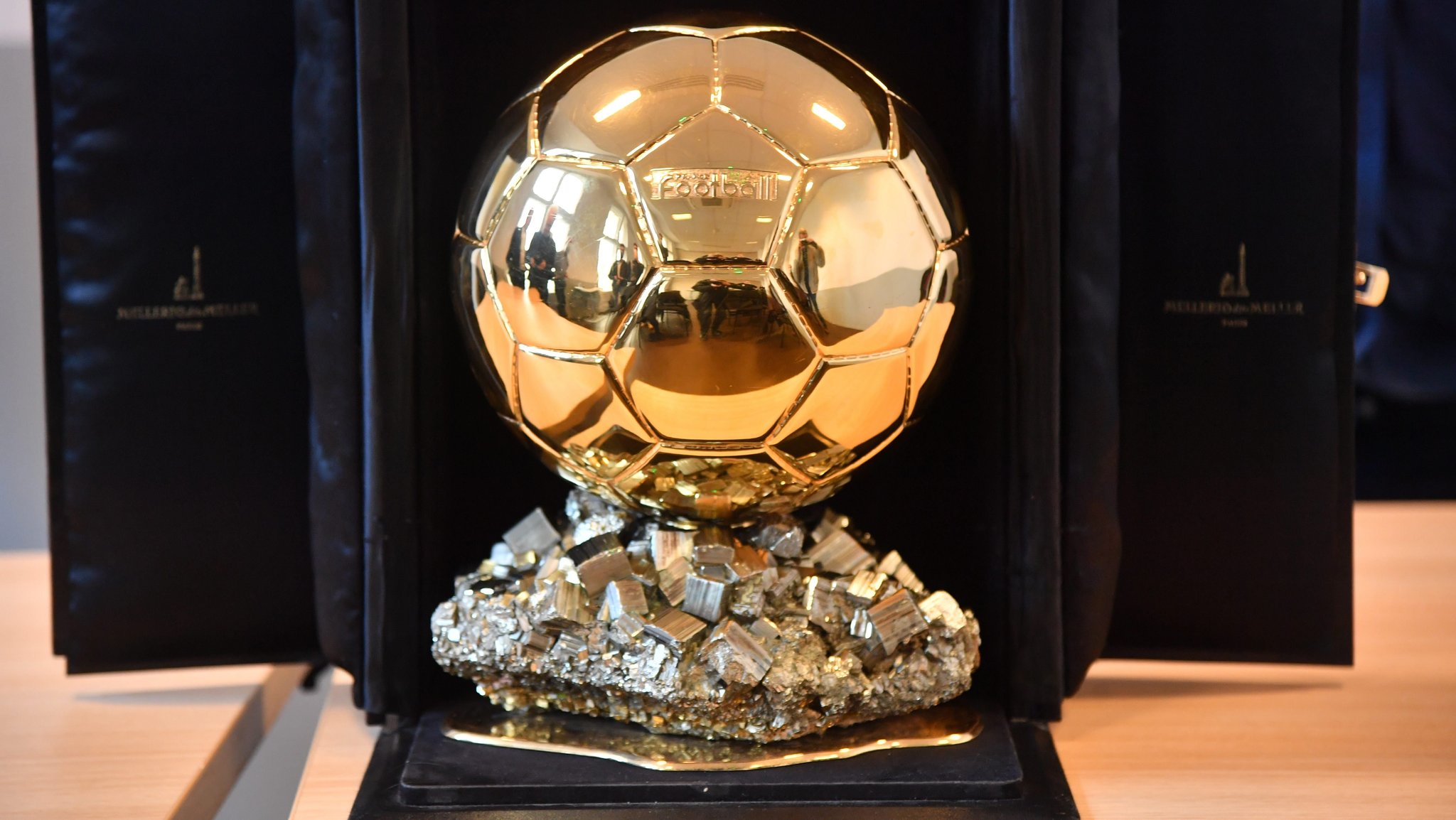 31x23 Centimeter groß, fünf Kilo schwer, 18 Karat: Die vergoldete Trophäe Ballon d'Or.