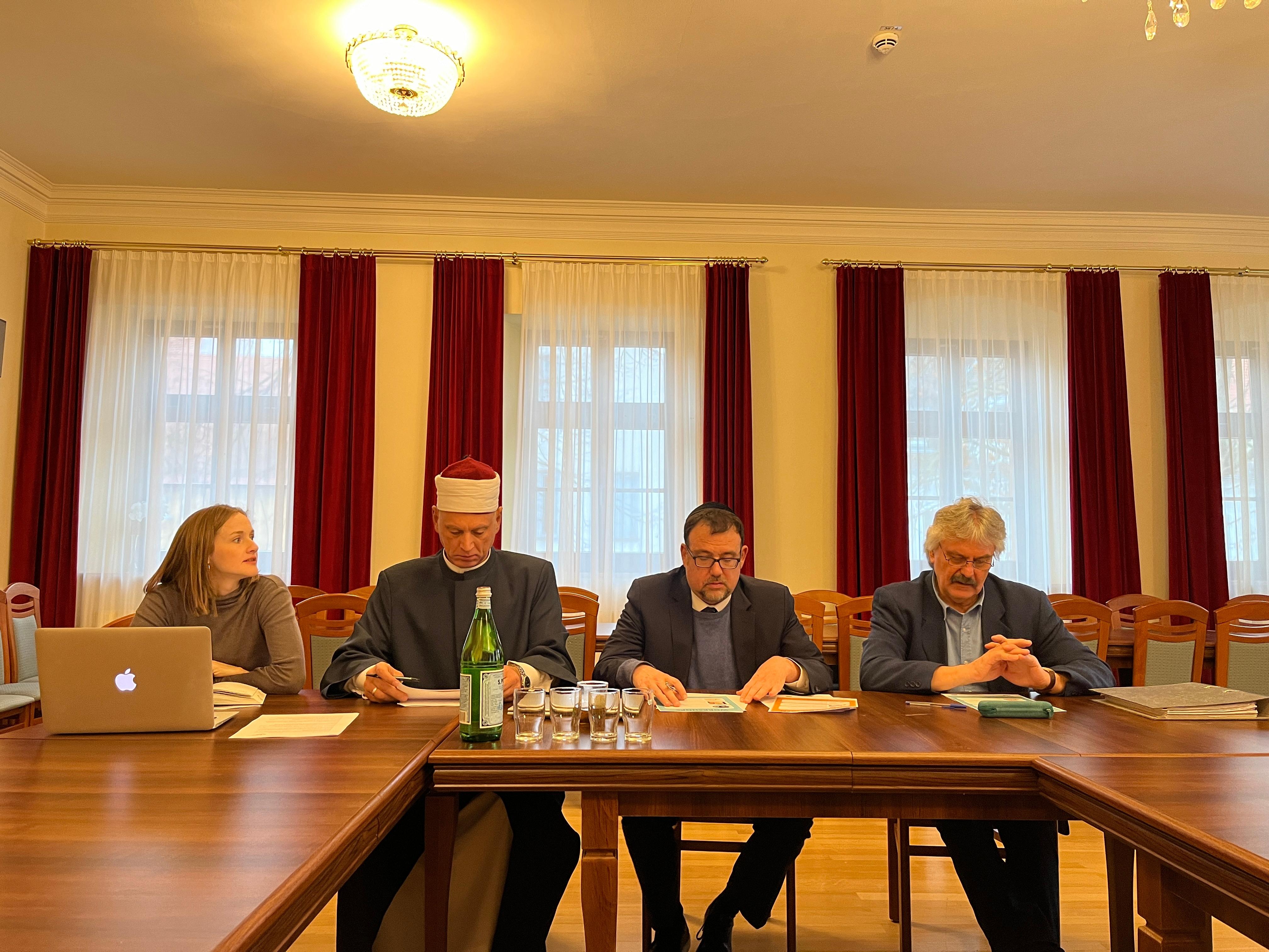 Der Amberger Rabbiner Elias Dray (2. v. r.) und Imam Maher Khedr (2.v.l.) aus Eschenbach stellen ihr Projekt zur Antisemitismus-Prävention vor.