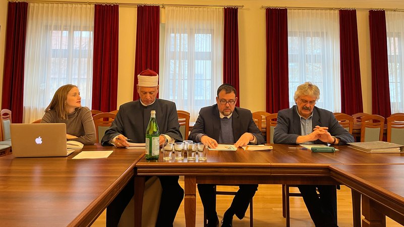 Der Amberger Rabbiner Elias Dray (2. v. r.) und Imam Maher Khedr (2.v.l.) aus Eschenbach stellen ihr Projekt zur Antisemitismus-Prävention vor. | Bild: BR/ Margit Ringer Der Amberger Rabbiner Elias Dray (2. v. r.) und Imam Maher Khedr (2.v.l.) aus Eschenbach stellen ihr Projekt zur Antisemitismus-Prävention vor.