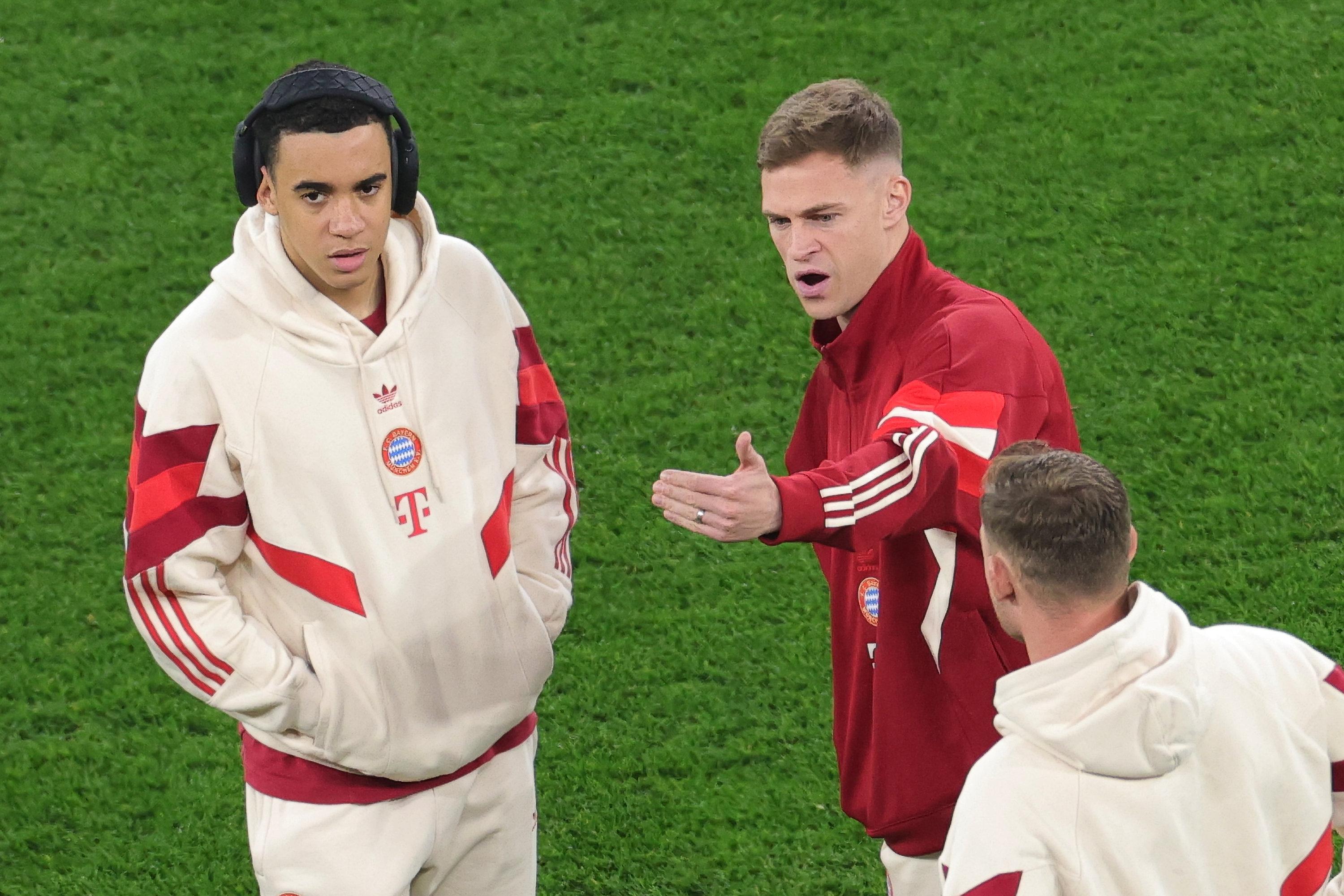 11.03.2025, Nordrhein-Westfalen, Leverkusen: Fußball: Champions League, Bayer 04 Leverkusen - FC Bayern München, K.o.-Runde, Achtelfinale, Rückspiele, BayArena. Münchens Joshua Kimmich (r) und Münchens Jamal Musiala stehen vor dem Spiel auf dem Rasen. Foto: Rolf Vennenbernd/dpa +++ dpa-Bildfunk +++