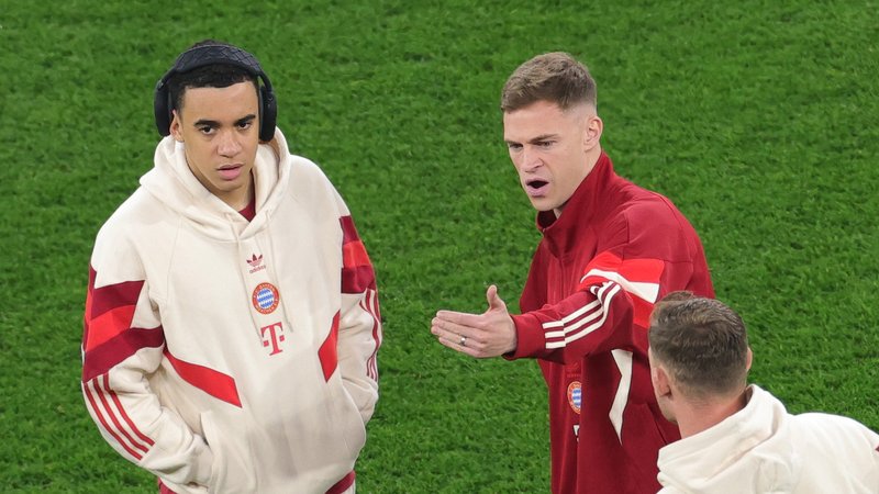 11.03.2025, Nordrhein-Westfalen, Leverkusen: Fußball: Champions League, Bayer 04 Leverkusen - FC Bayern München, K.o.-Runde, Achtelfinale, Rückspiele, BayArena. Münchens Joshua Kimmich (r) und Münchens Jamal Musiala stehen vor dem Spiel auf dem Rasen. Foto: Rolf Vennenbernd/dpa +++ dpa-Bildfunk +++ | Bild: dpa-Bildfunk/Rolf Vennenbernd 11.03.2025, Nordrhein-Westfalen, Leverkusen: Fußball: Champions League, Bayer 04 Leverkusen - FC Bayern München, K.o.-Runde, Achtelfinale, Rückspiele, BayArena. Münchens Joshua Kimmich (r) und Münchens Jamal Musiala stehen vor dem Spiel auf dem Rasen. Foto: Rolf Vennenbernd/dpa +++ dpa-Bildfunk +++