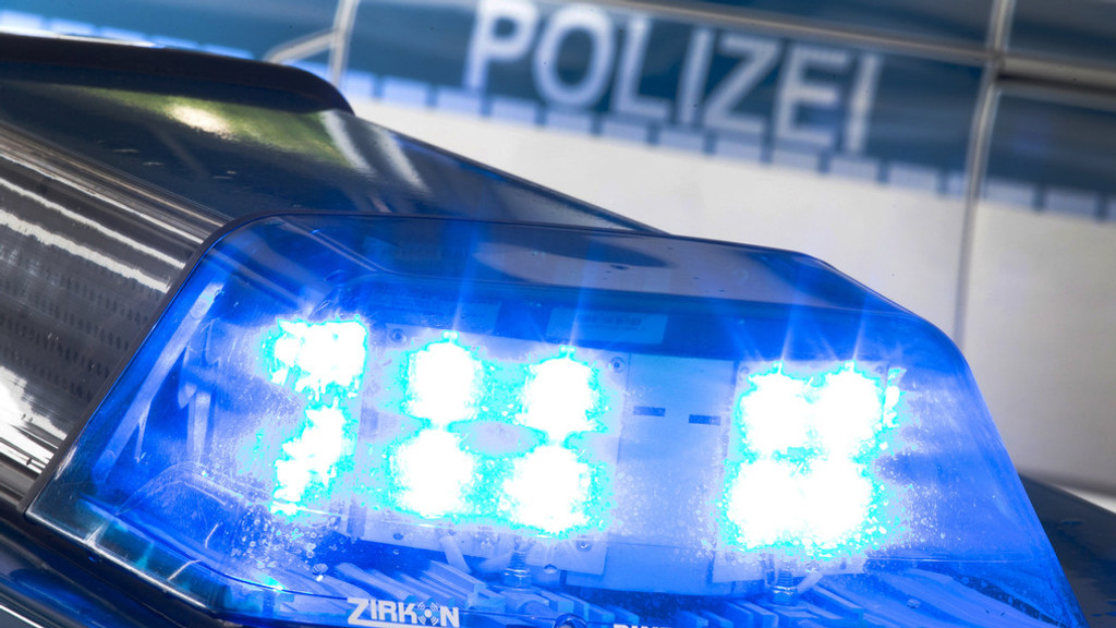 Polizeifahrzeuge mit Blaulicht im Einsatz (Symbolbild)