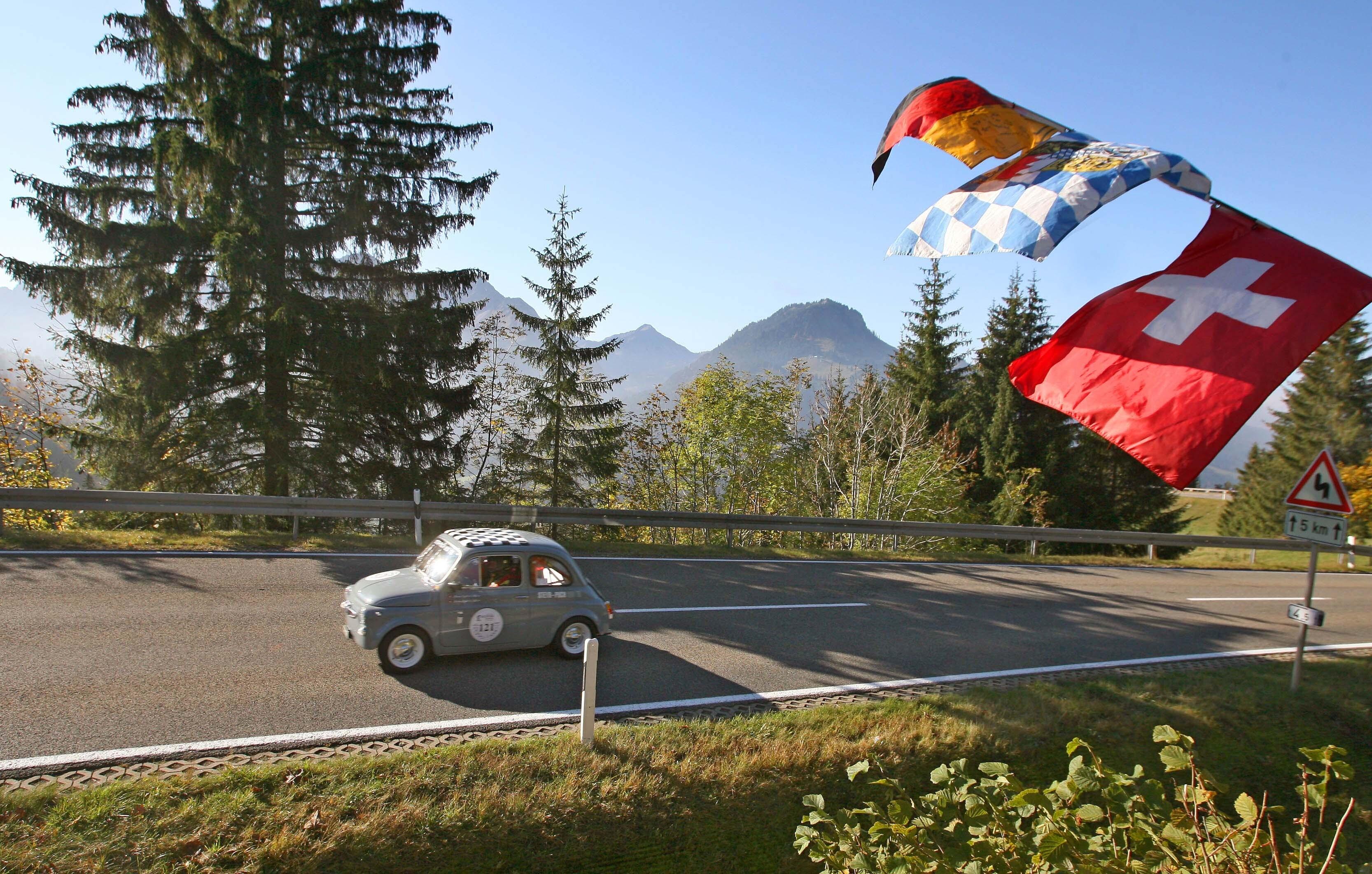 Rennen mit langer Tradition: Die Schweizer Hans und Michael Egli fahren am Sonntag (15.10.2006) in ihrem Styr Puch 650 TR2, Baujahr 1966, mit 40 PS den Jochpass bei Bad Hindelang im Oberallgäu hinauf. Sie sind Teilnehmer der achten Jochpass Memorial & Historic Rallye.