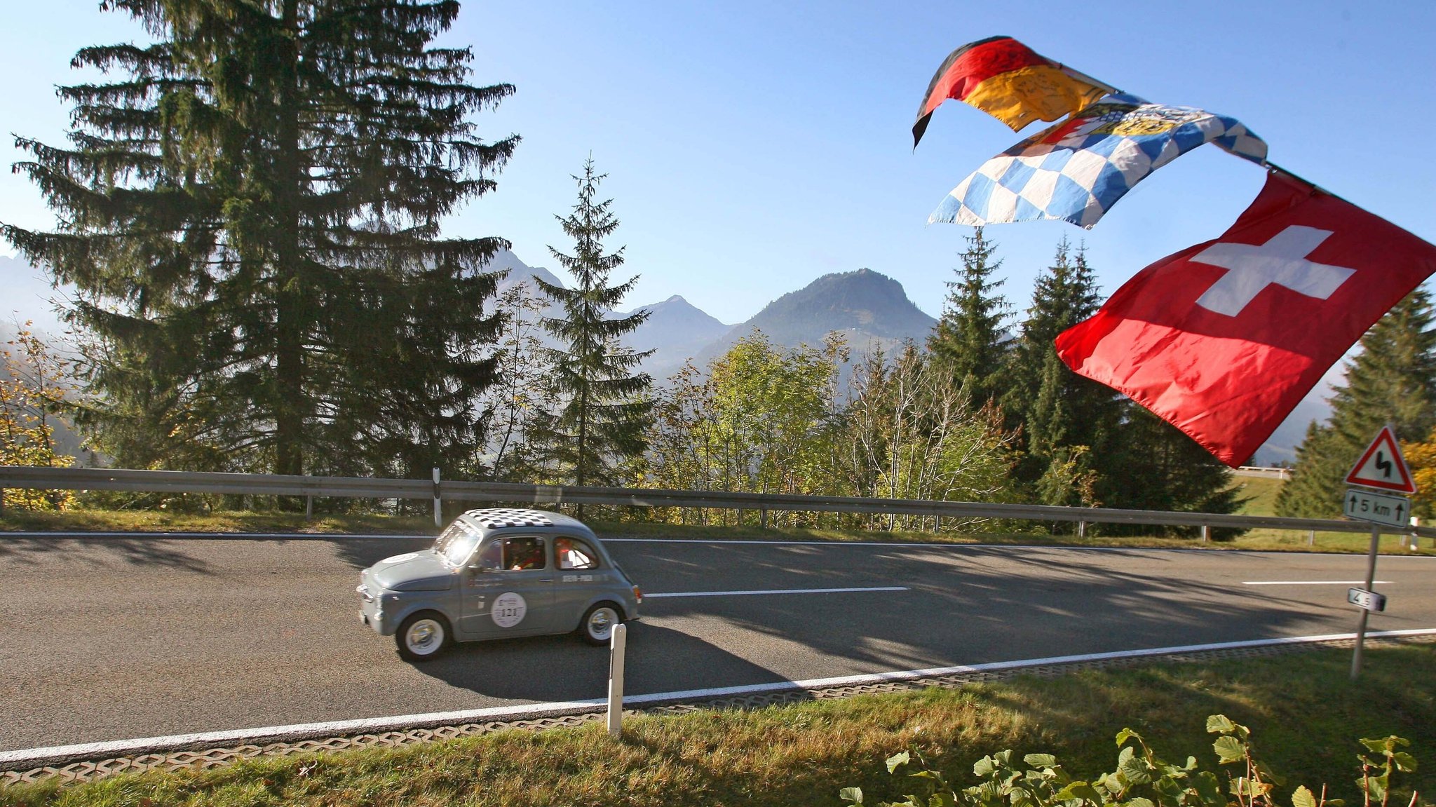 Rennen mit langer Tradition: Die Schweizer Hans und Michael Egli fahren am Sonntag (15.10.2006) in ihrem Styr Puch 650 TR2, Baujahr 1966, mit 40 PS den Jochpass bei Bad Hindelang im Oberallgäu hinauf. Sie sind Teilnehmer der achten Jochpass Memorial & Historic Rallye.