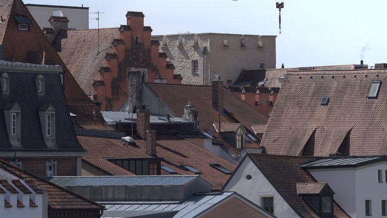 Altstadt-Dächer wie hier in Regensburg sollen nicht mit Photovoltaikanlagen zugebaut werden, sagen Denkmalschützer.