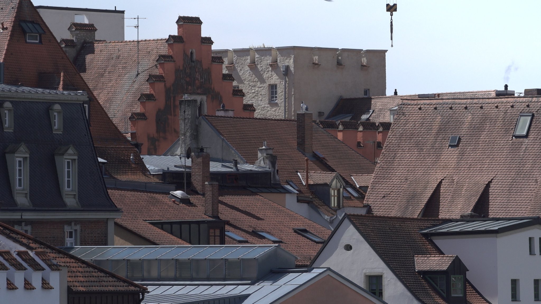 Altstadt-Dächer wie hier in Regensburg sollen nicht mit Photovoltaikanlagen zugebaut werden, sagen Denkmalschützer.